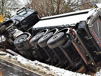 Nach der Rutschpartie auf schneeglatter Stra&szlig;e kippte der Tieflader in den Graben.