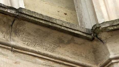 Bei solchen Rissen wie hier im Sims schaut der Steinmetzmeister schon einmal etwas genauer hin.