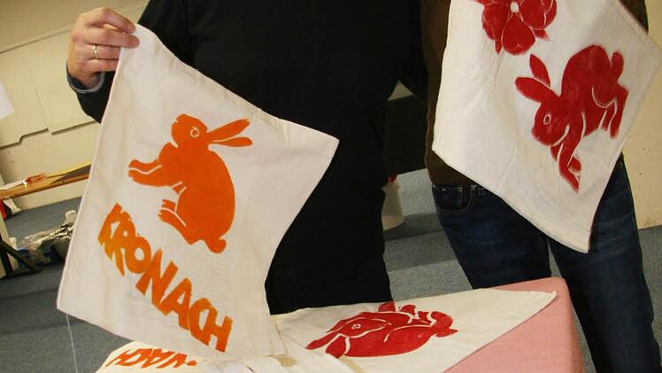 Lore Walker und Odette Eisenträger-Sarter haben mit Bildhauer Heinrich Schreiber die bekannten Housnkuh-Taschen entworfen und gefertigt: Jede ist ein Unikat.