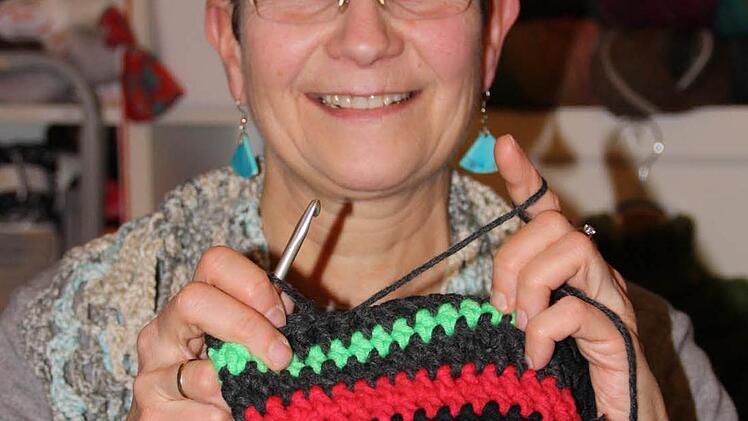 Andrea Zurman: "Zu mir kommen immer wieder auch junge Männer, die das Häkeln noch lernen wollen", erzählt Andrea Zurman von Andreas Strickcafé in der Bad Kissinger Spitalgasse. Sie selbst braucht für eine Mütze rund eine Stunde. "Ein Anfänger muss ein bis zwei Abende rechnen", sagt die Expertin. Und wer nicht weiterkommt, kann gerne bei ihr nachfragen.