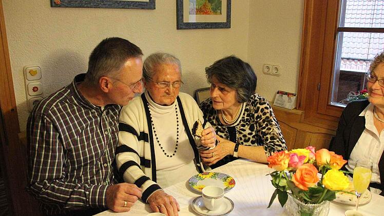 Anna Fößel mit Sohn Gerfried und Tochter Hildegund  Foto: Friedwald Schedel