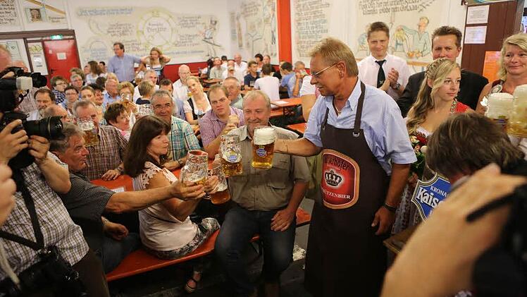 Bürgermeister Beiergrößlein prostet den Besuchern in der Kaiserhof-Festhalle zu.  Foto: Barbara Herbst
