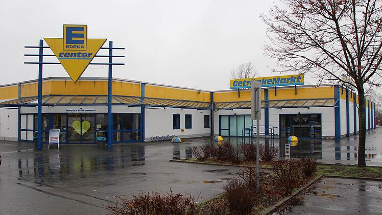 Besser als Zelte: Trocken und mit einer Heizung ausgestattet ist das verlassene Gebäude des ehemaligen Einkaufsmarktes in Höchstadt-Süd. Foto: Andreas Dorsch