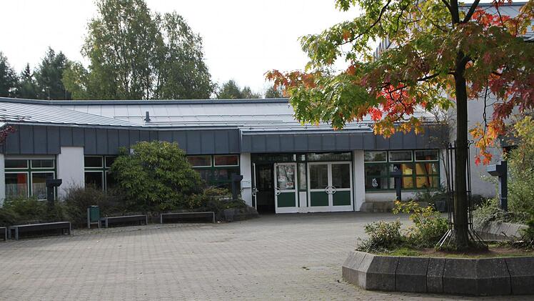 Die Grund- und Mittelschule Wildflecken liegt auf dem Gelände des Truppenübungsplatz. Früher nutzten sie die Amerikaner. Foto: Ulrike Müller