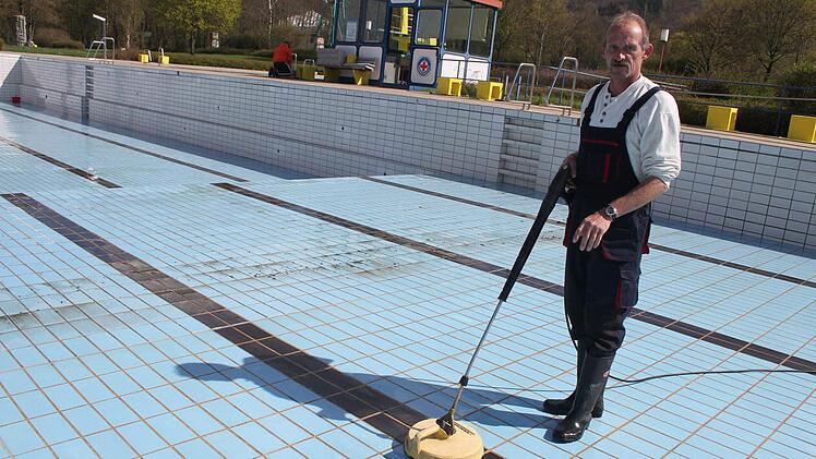 Die größte Arbeit im Freibad macht der Dreck: Schubkarrenweise hat Bademeister Thomas Ströhlein Blätter und Schmutz schon aus den Becken gefahren, jetzt kommt die Feinarbeit mit dem Hochdruckreiniger. Die Düsen sorgen für porentiefe Reinheit - auch der Fugen.