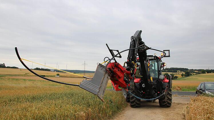 Benjamin Risch pflügt das Lehrrohr für das Glasfaserkabel ein. Foto: Ralf Ruppert