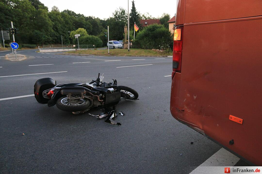 Bus missachtet Rotlicht - Rollerfahrer bei Kollision schwer verletzt
