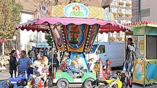 Das Kinderkarussell neben dem Rathaus machte Buben und Mädchen gleichermaßen viel Spaß. Der Betreiber konnte sich über Umsatz nicht beklagen.  Foto: Dieter Britz