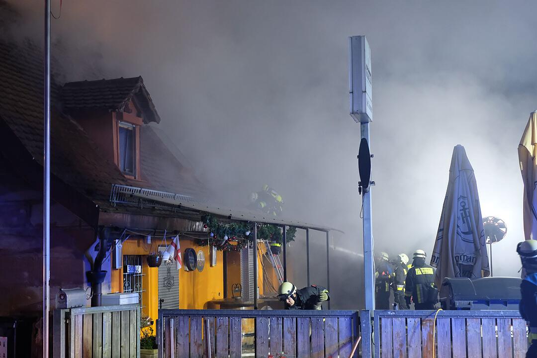 Nürnberger Gaststätte geht in Flammen auf: Anwohner evakuiert