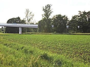 Die Trasse der Südumfahrung umfasst auch mehrere Brückenbauwerke, wie die Talbrücke Aurach. Links die alte Schienentrasse  Visualisierung: Firmhofer und Günther Architekten