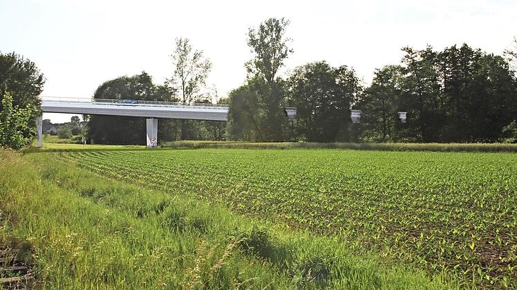Die Trasse der Südumfahrung umfasst auch mehrere Brückenbauwerke, wie die Talbrücke Aurach. Links die alte Schienentrasse  Visualisierung: Firmhofer und Günther Architekten