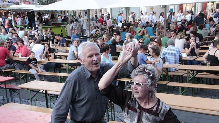 Drei große Bühnen und Bierbänke lockten in den vergangenen Jahren immer weniger Besucher zum Forchheimer Altstadtfest. Nun gab die Werbegemeinschaft bekannt, dass sie heuer kein Fest mehr veranstalten wird. Foto: Josef Hofbauer/Archiv