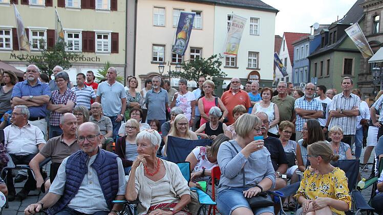 Die Fans des sinfonischen Blasorchesters Kasendorf hatten Klappstühle und Proviant mitgebracht oder machten es sich einfach auf Picknickdecken bequem.Foto: Sonny Adam