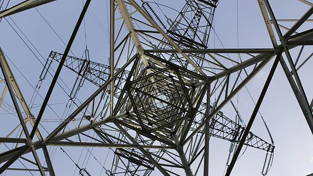 Was die Planungen zu den Stromtrassen S&uuml;dlink und P 43 angeht, sieht es nicht nach der einst von der Gro&szlig;en Koalition versprochenen Entlastung des Netzknotenpunktes Grafenrheinfeld aus. Schon jetzt befinden sich rund 170 Strommasten allein in der Gemeinde Bergrheinfeld.  Foto: DPA/Christian Hager