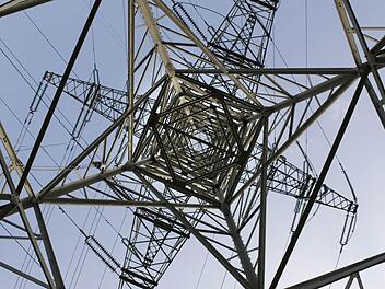 Was die Planungen zu den Stromtrassen Südlink und P 43 angeht, sieht es nicht nach der einst von der Großen Koalition versprochenen Entlastung des Netzknotenpunktes Grafenrheinfeld aus. Schon jetzt befinden sich rund 170 Strommasten allein in der Gemeinde Bergrheinfeld.  Foto: DPA/Christian Hager