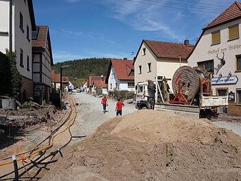 Ab Donnerstag, 23. April, wird die Salzforststraße in Schmalwasser im zweiten Bauabschnitt abgefräst und deswegen vollständig für den Verkehr gesperrt.  Foto: Marion Eckert