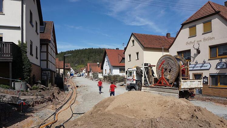 Ab Donnerstag, 23. April, wird die Salzforststraße in Schmalwasser im zweiten Bauabschnitt abgefräst und deswegen vollständig für den Verkehr gesperrt.  Foto: Marion Eckert