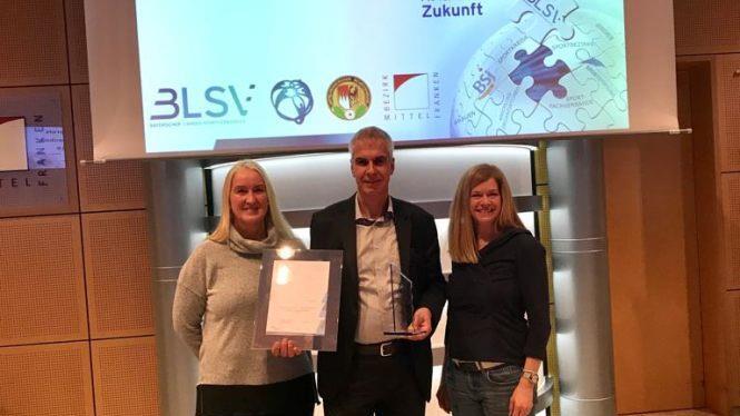 Im vergangenen Jahr nahm Silvio Holzapfel in Begleitung der beiden Abteilungsleiterinnen Claudia Hackl (l.) und Susanne Eckert den mittelfränkischen Sportpreis entgegen.    Foto: privat