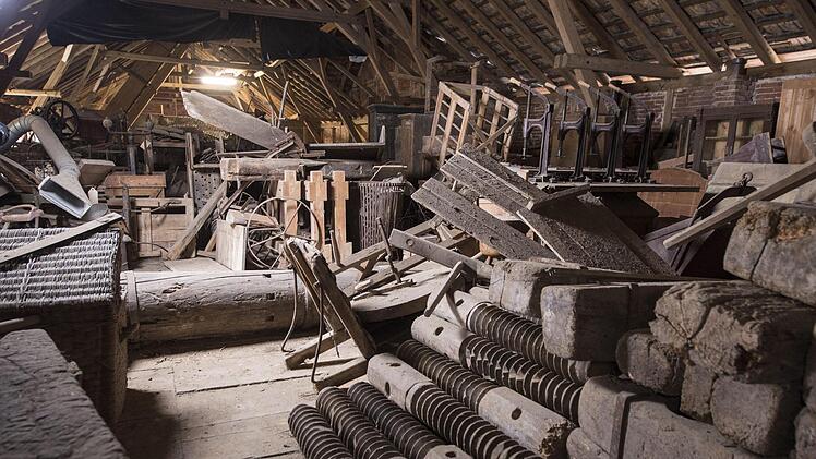 Die Sammlung in der "Alten Schäferei": Die Objekte sind in ihrer Substanz zum Beispiel durch Schädlinge gefährdet. Langsam, aber sicher geht die Planung für das neue Depot voran.