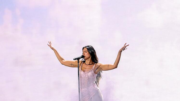 Dua Lipa landete 2015 und 2016 erstmals in den Charts. Seither geht die Karriere der 30-J&auml;hrigen immer weiter bergauf.