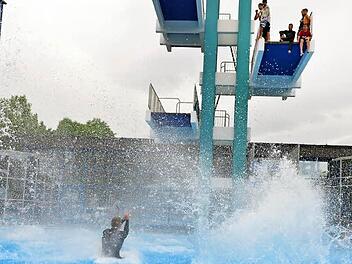 Grauer Himmel, kühle Witterung - nicht nur am "Wassertag" beim Jugendfestival YouCo vermieste das wechselhafte Wetter den Freibadbesuchern den Spaß. Foto: Ronald Rinklef