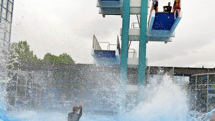 Grauer Himmel, kühle Witterung - nicht nur am "Wassertag" beim Jugendfestival YouCo vermieste das wechselhafte Wetter den Freibadbesuchern den Spaß. Foto: Ronald Rinklef