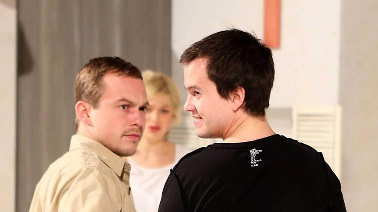 "Andorra" als Parabel für Ausgrenzung und Sündenbock-Mechanismen ist heute aktueller denn je. Szene mit Benjamin Hübner als Andri (rechts), Sarah Zaharanski (Barblin) und Ingo Paulick (Soldat).  Foto: Henning Rosenbusch