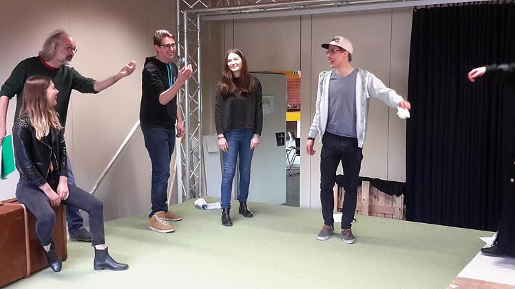Intensiv gestalten sich momentan die Probenarbeiten der Theatergruppe "Kompass". Selbst in den Schulferien üben die Bad Brückenauer Gymnasiasten. Ensemble-Leiter Dirk Hönerlage (links) spielt mit den Akteuren jede Szene im Detail durch.Foto: Rolf Pralle