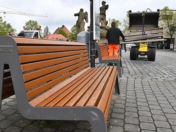 Bauhofmitarbeiter nahmen die alten Bänke mit und verschraubten die neuen Doppel- und Dreisitzer auf dem Paradeplatz. Foto: Ronald Rinklef