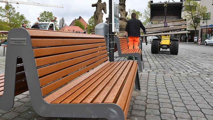 Bauhofmitarbeiter nahmen die alten Bänke mit und verschraubten die neuen Doppel- und Dreisitzer auf dem Paradeplatz. Foto: Ronald Rinklef
