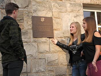 Auseinandersetzung mit der jüdischen Geschichte: David Vogler (von links), Kristina Ketschmann und Johanna Blank betrachten die Gedenktafel am Alten Rathaus. Ihre Mitschüler Sarah Hofmeister, Lena Kaiser und Fabian Meißner stellten das Projekt im Stadtrat vor. Foto: Ulrike Müller