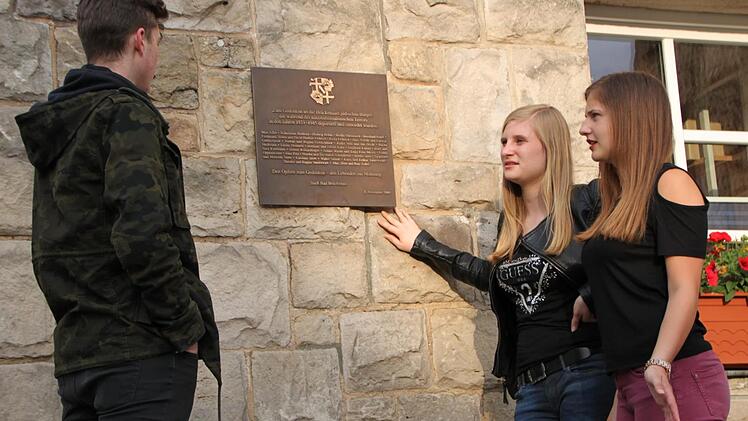 Auseinandersetzung mit der jüdischen Geschichte: David Vogler (von links), Kristina Ketschmann und Johanna Blank betrachten die Gedenktafel am Alten Rathaus. Ihre Mitschüler Sarah Hofmeister, Lena Kaiser und Fabian Meißner stellten das Projekt im Stadtrat vor. Foto: Ulrike Müller