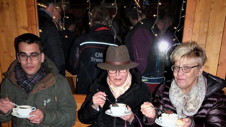 Auch Kaffee schmeckt im Winterdorf. Werner Reißaus