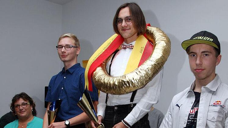 Sieger-AK5: Sonja Hippler (von links) reichte den Besten der Altersklasse 5 die Trophäen: Maximilian Naser, Bastian Düring und Nino Nitsche.Foto: Karlheinz Franz