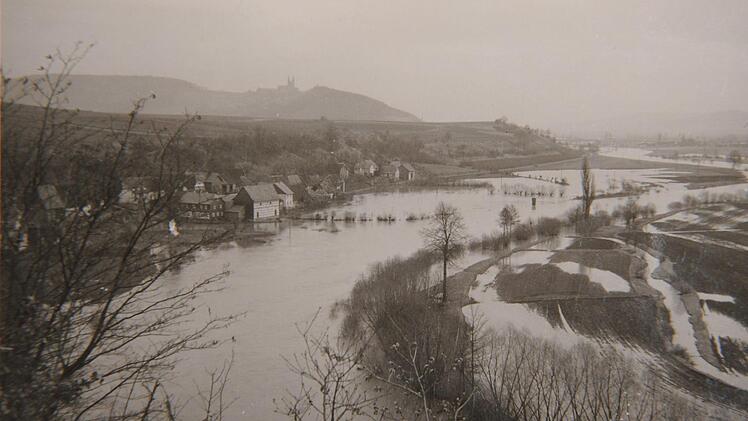 Nedensdorf (links) und der Hochwasser führende Main, vom Trimäuselfels aus gesehen, im Hintergrund Kloster BanzAlbum von Günter Wieske