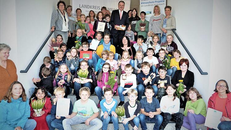 Die Teilnehmer von "Urban Gardening" nach der Preisübergabe im Landratsamt mit Landrat Klaus Peter Söllner (hinten, Mitte) Foto: Werner Reißaus