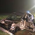 Der BMW des Unfallverursachers überschlug sich mehrfach. Der 24-jährige Fahrer wurde in seinem Auto eingeklemmt. Foto: NEWS5 / Bauernfeind
