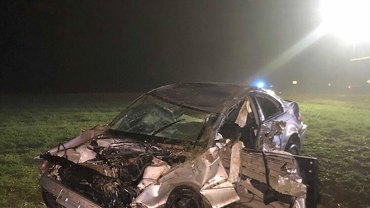 Der BMW des Unfallverursachers überschlug sich mehrfach. Der 24-jährige Fahrer wurde in seinem Auto eingeklemmt. Foto: NEWS5 / Bauernfeind