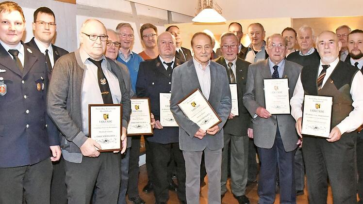 Die mit der goldenen Ehrennadel ausgezeichneten Aktiven und die Ehrenmitglieder der Feuerwehr Heroldsbach Foto: Karl Heinz Wirth