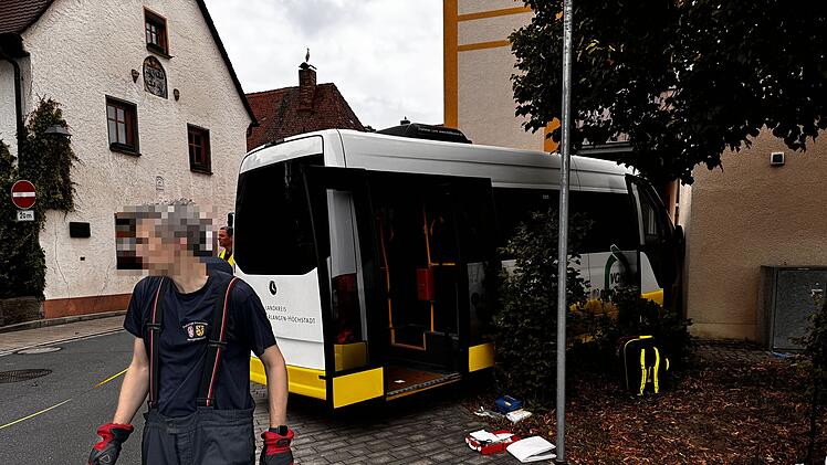 Mehrere Verletzte bei Bus-Unfall in Mittelfranken - gegen Hausfassade gekracht