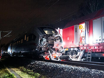 ICE stößt in Hamburg mit LKW zusammen