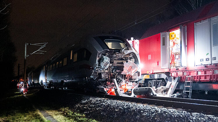 ICE stößt in Hamburg mit LKW zusammen