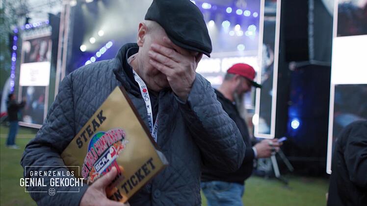 Das Sahneh&auml;ubchen: Lafer wurde mit dem "Golden Ticket" ausgezeichnet. Damit ist er f&uuml;r die WM 2027 in Las Vegas qualifiziert. Er konnte es nicht fassen und dankte ergriffen: "Ich liebe euch!"