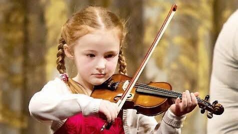 Die jüngste Geigerin des Vormittags war Lisa Cogan. Mit ihren fünfeinhalb Jahren interpretierte sie beherzt und mit energischem Strich Viktor Kalinnikovs Charakterstück "Der Kranich".