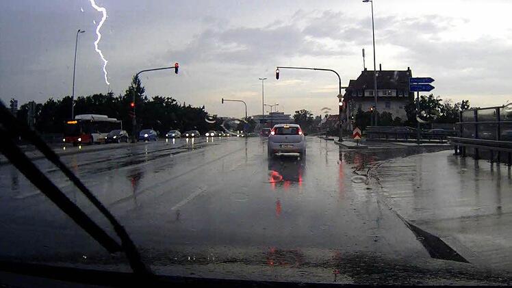 Starkregen und Blitze gab es am Samstag auch in Nürnberg. Foto: News5/Grundmann