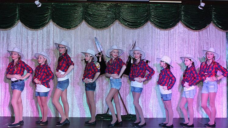 Die Schnirkelschnecken und ihr Showtanz als Cowgirls Foto: fra-press