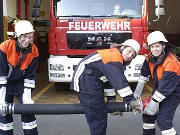 Katja Schmelz, Gertrud Kramer und Julia Wolf (von links) von der Frauen-Feuerwehr Machtilshausen demonstrieren die Montage von Leitungen.