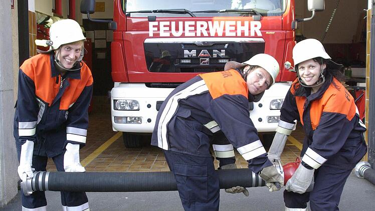 Katja Schmelz, Gertrud Kramer und Julia Wolf (von links) von der Frauen-Feuerwehr Machtilshausen demonstrieren die Montage von Leitungen.