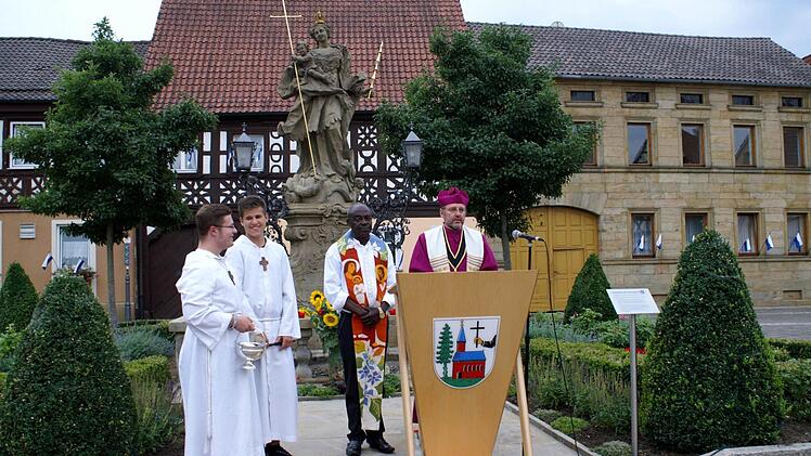 Das Jubiläum 250 Jahre Marienstatue am Rattelsdorfer MarktplatzFoto: Renate Neubecker