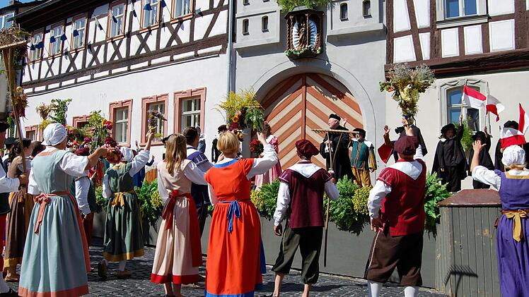 Vort dem Heimatspielhaus. Foto: Sigismund von Dobschütz